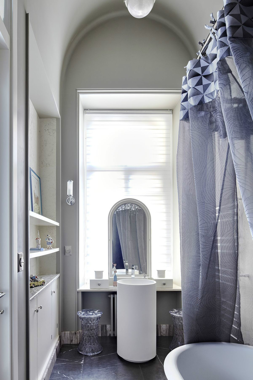 Квартира в трехэтажном особняке на набережной реки Мойки