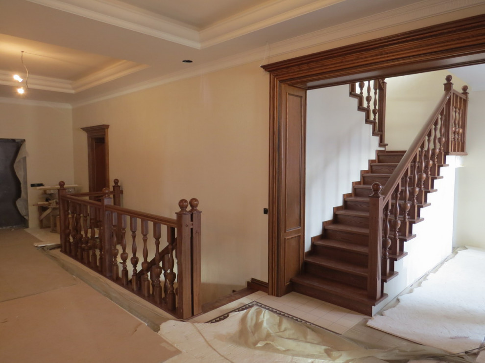 Классическая облицовка лестниц с изящными стойками