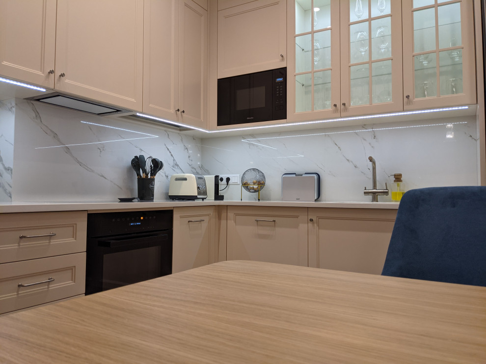 Маленькая белая кухня в неоклассическом стиле