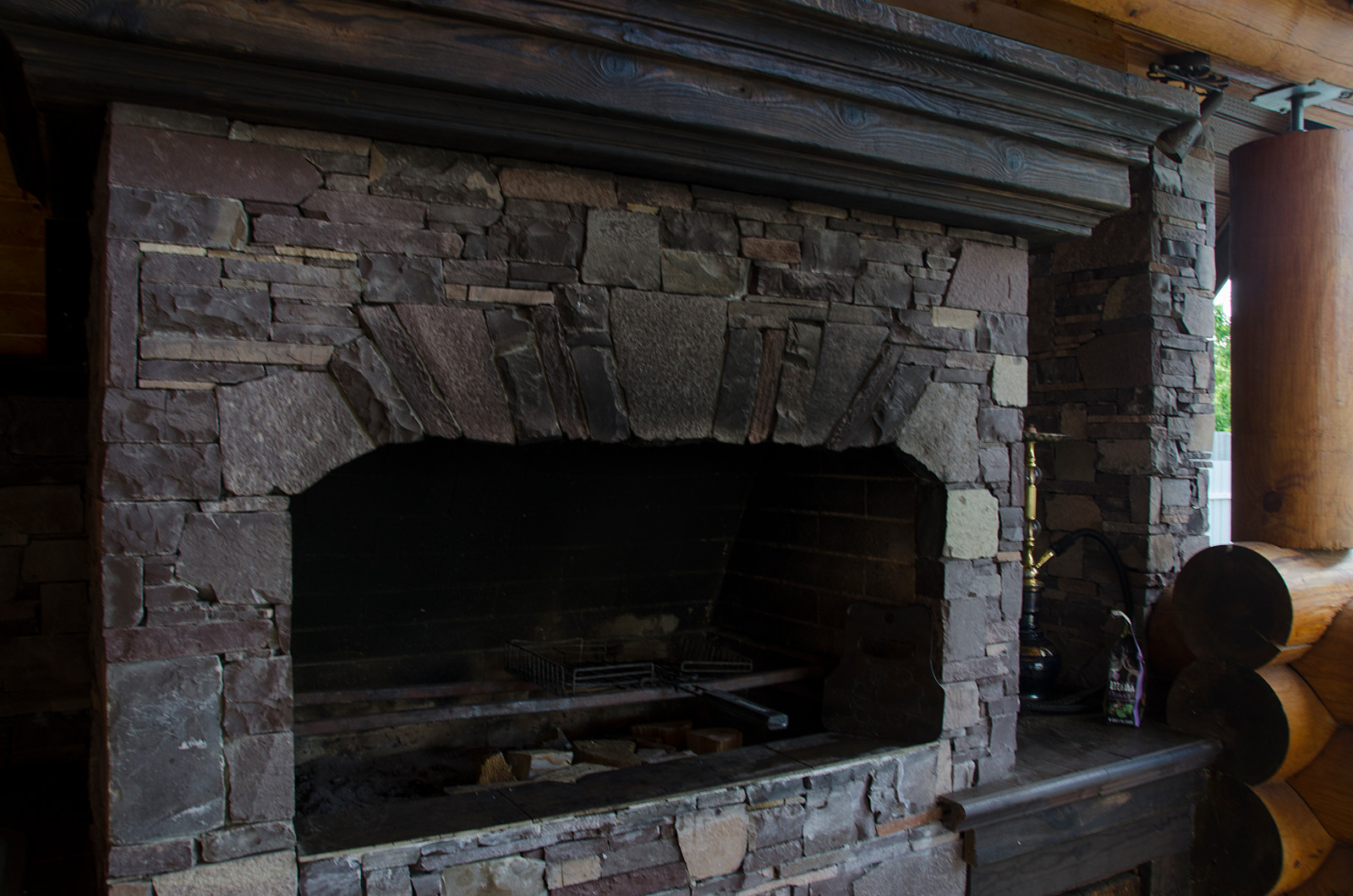 Забор, барбекю и крыльцо из кладочного камня