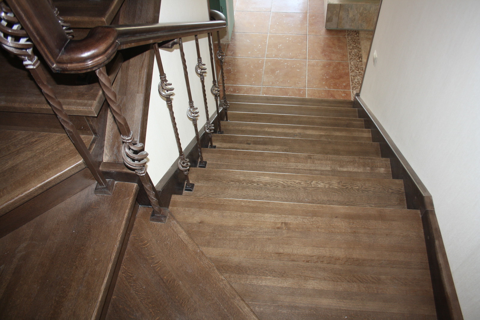 Дубовая лестница на бетонном основании