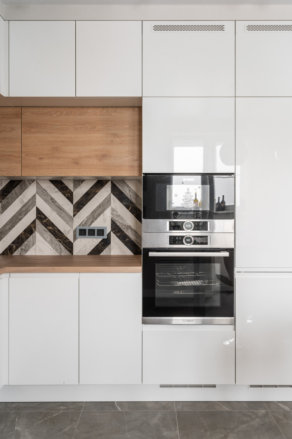 Классическая белая кухня с акцентным фартуком