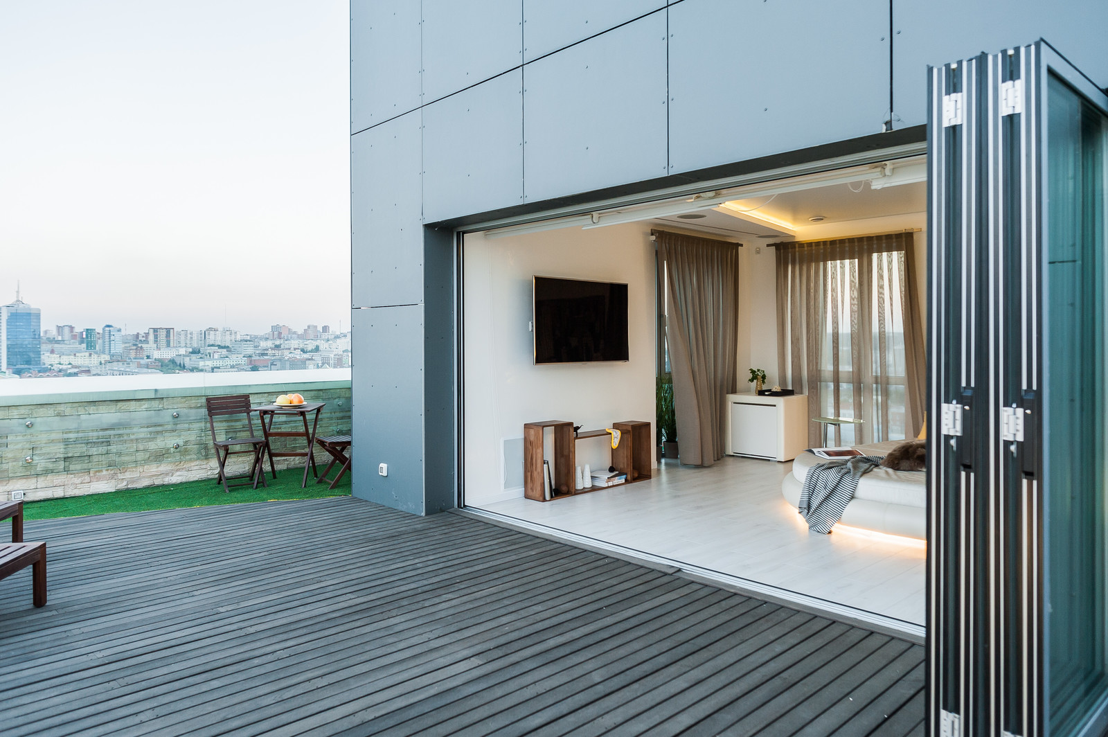 Светлый hi-tech