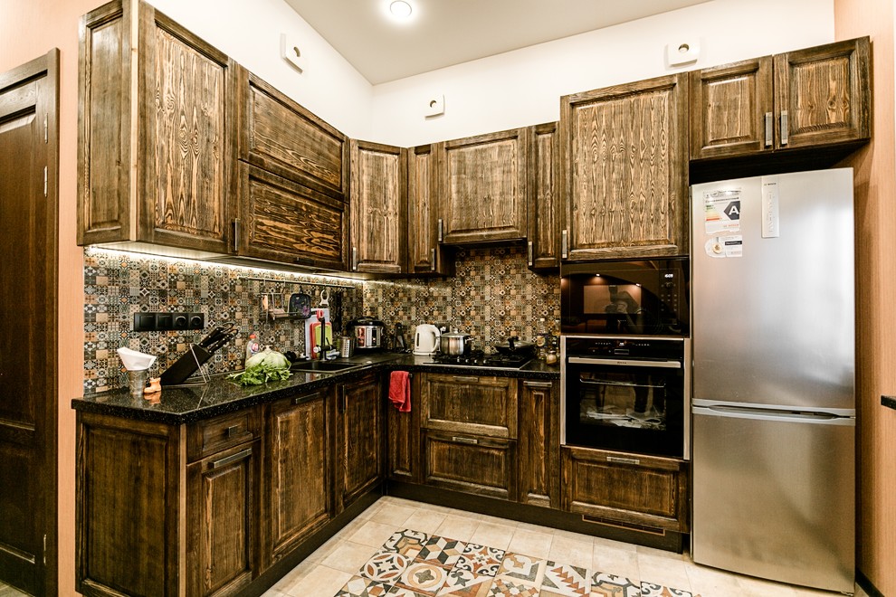 Тёмная фактурная сосна на Новочеркасском проспекте