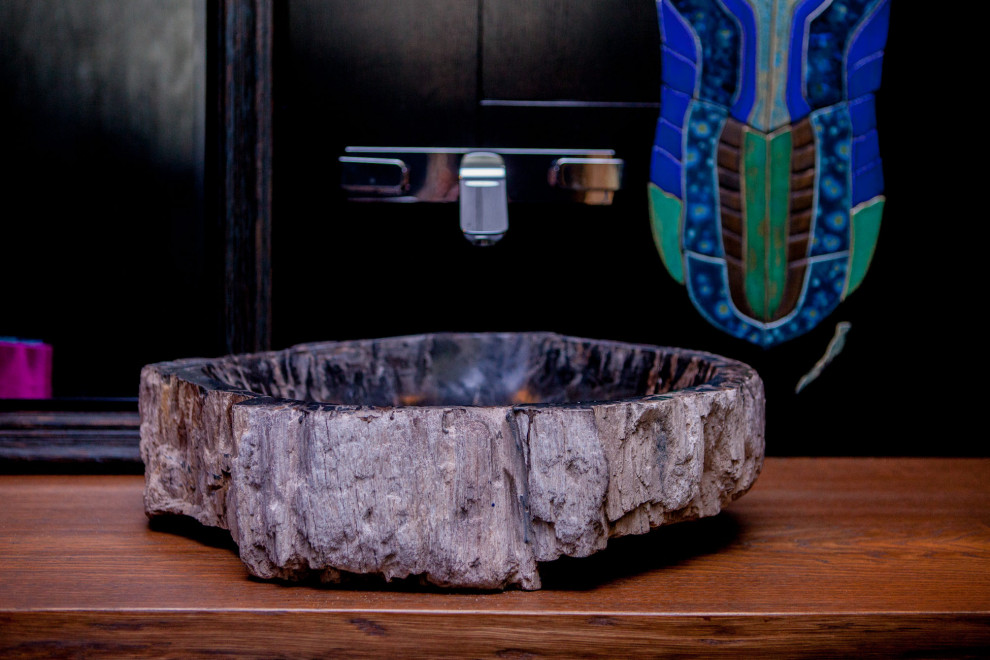 "Мужская" квартира с авторской керамикой и витражами в Москве