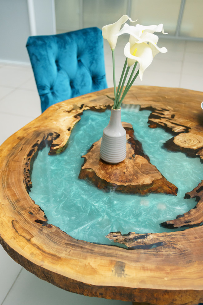 Стол из спила тополя с заливкой тиффани