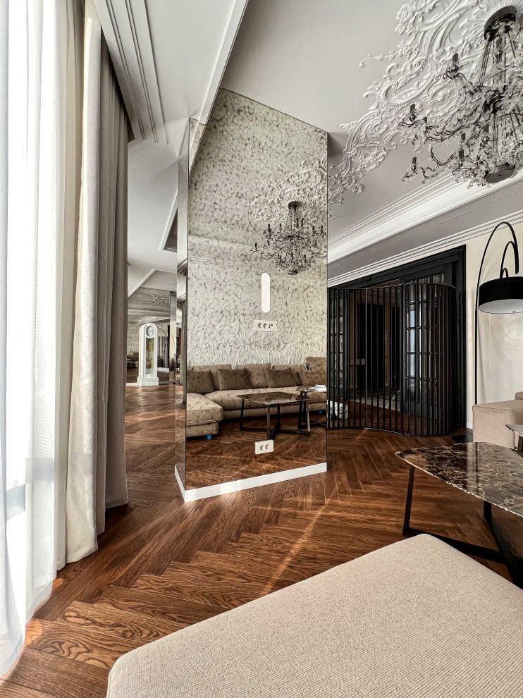 Зеркальные колонны из состаренного зеркала в шикарной гостиной