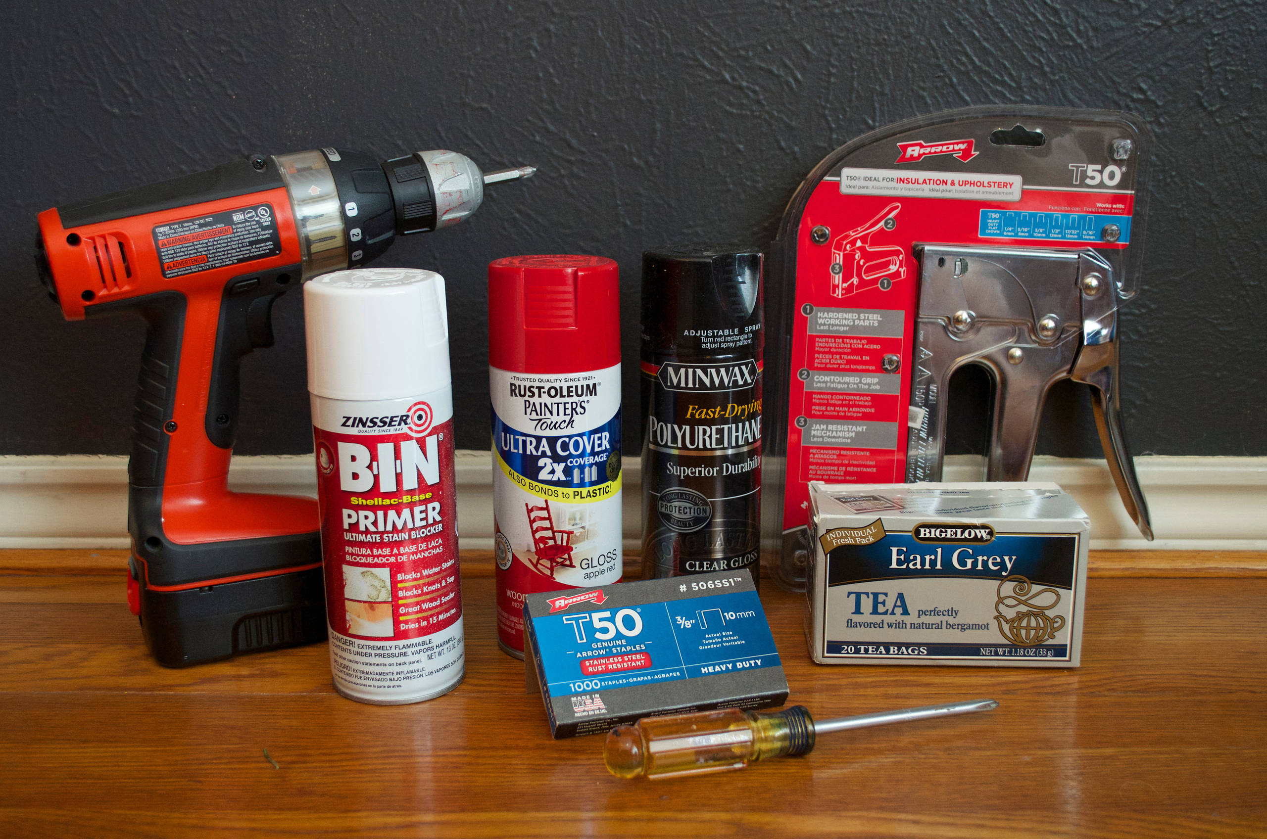 DIY: Переделка старых стульев с помощью краски, ткани и... чая!