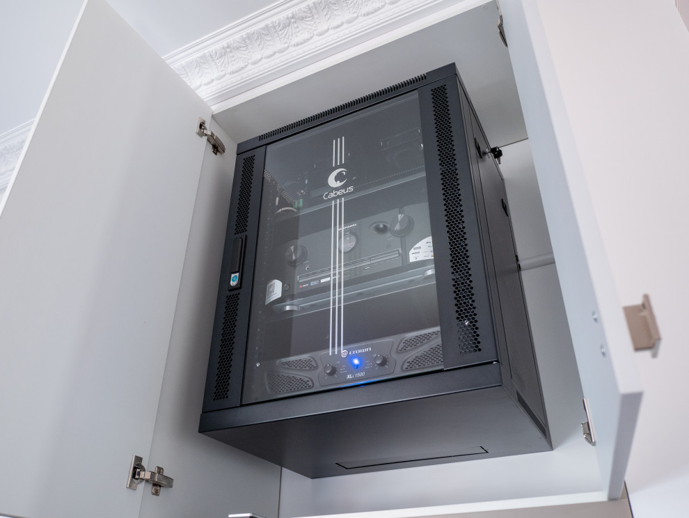 Инсталляция с невидимой акустикой в "Алых парусах"