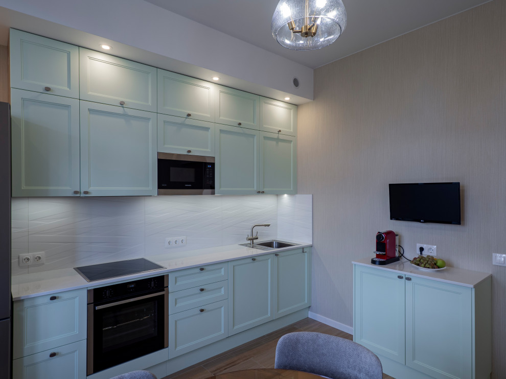 Нежная светло-мятная кухня в стиле неоклассика