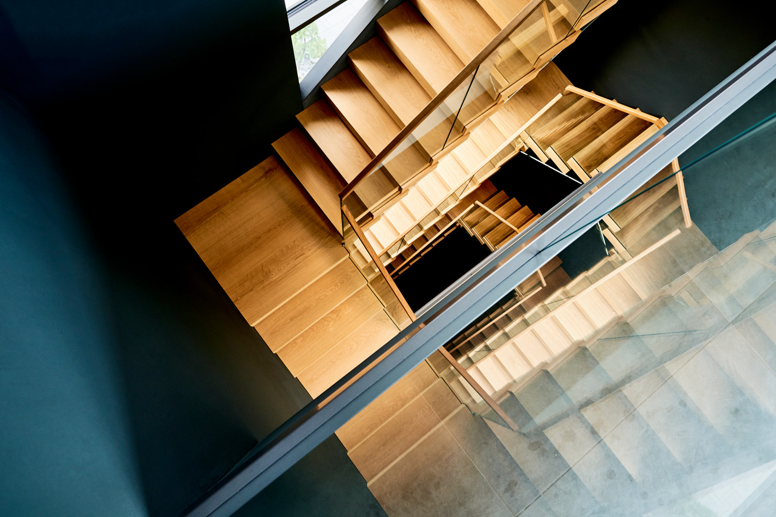 Консольная лестница с инновационной встроенной подсветкой