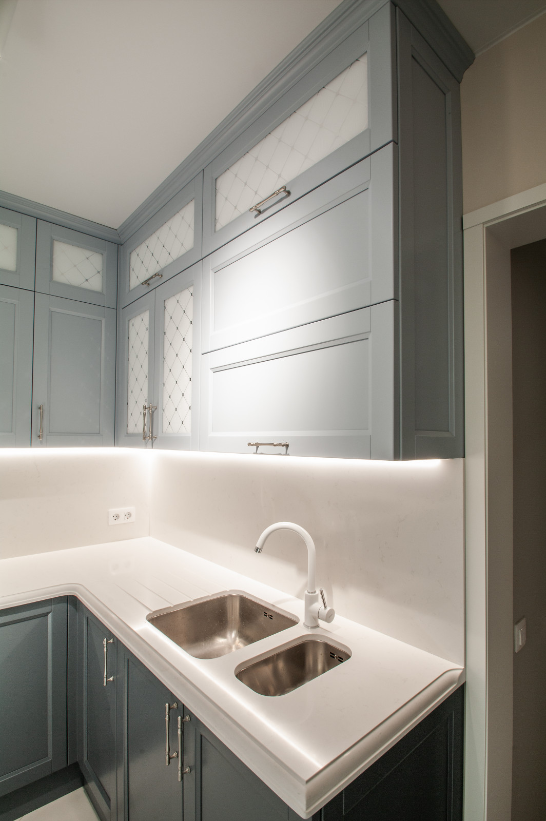 Серая кухня в классике