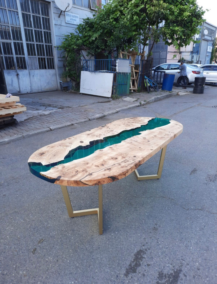 Обложка проекта: Обеденный стол река из массива тополя с изумрудной заливкой. Размеры стола 150х7