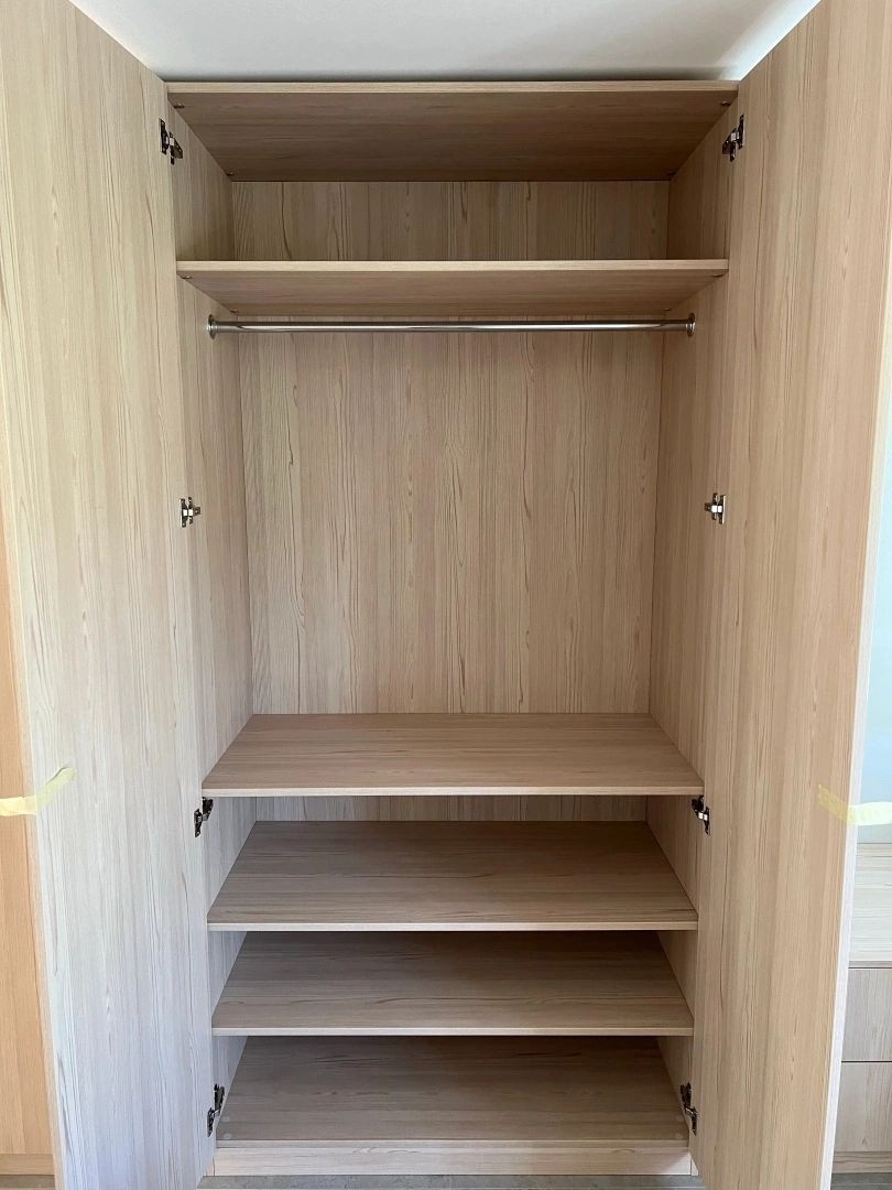 Простой шпонированный шкаф