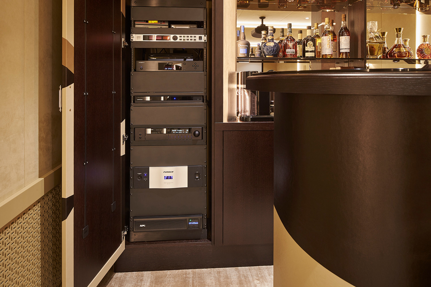 Обложка проекта: Домашний кинозал на Новой Риге