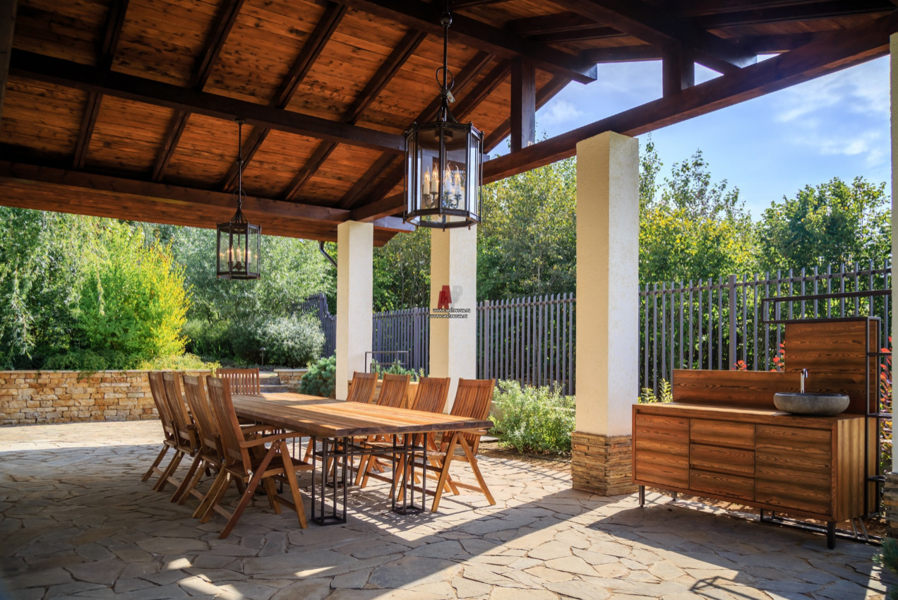 Дом на крутом склоне