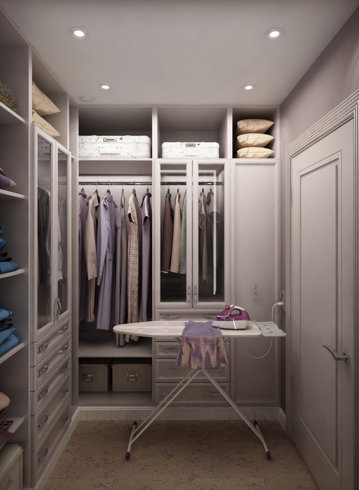 Под парусами. Гардеробная.