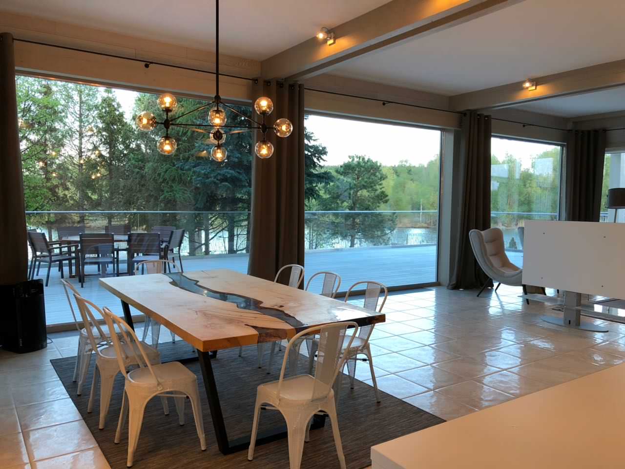 Обеденный стол и стулья