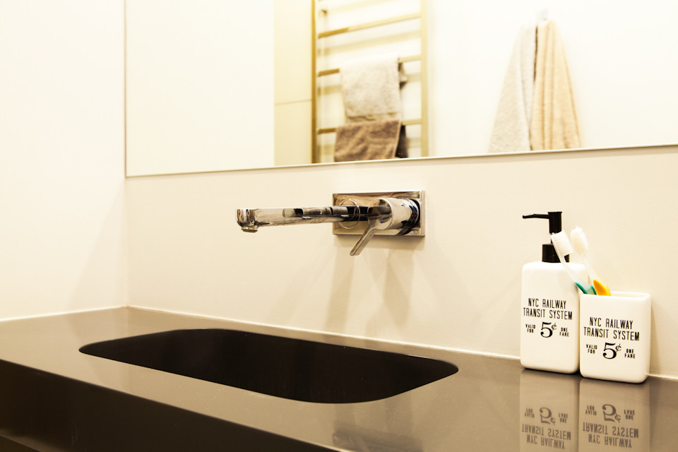 Houzz тур: Кирпич и дерево в квартире для молодой семьи