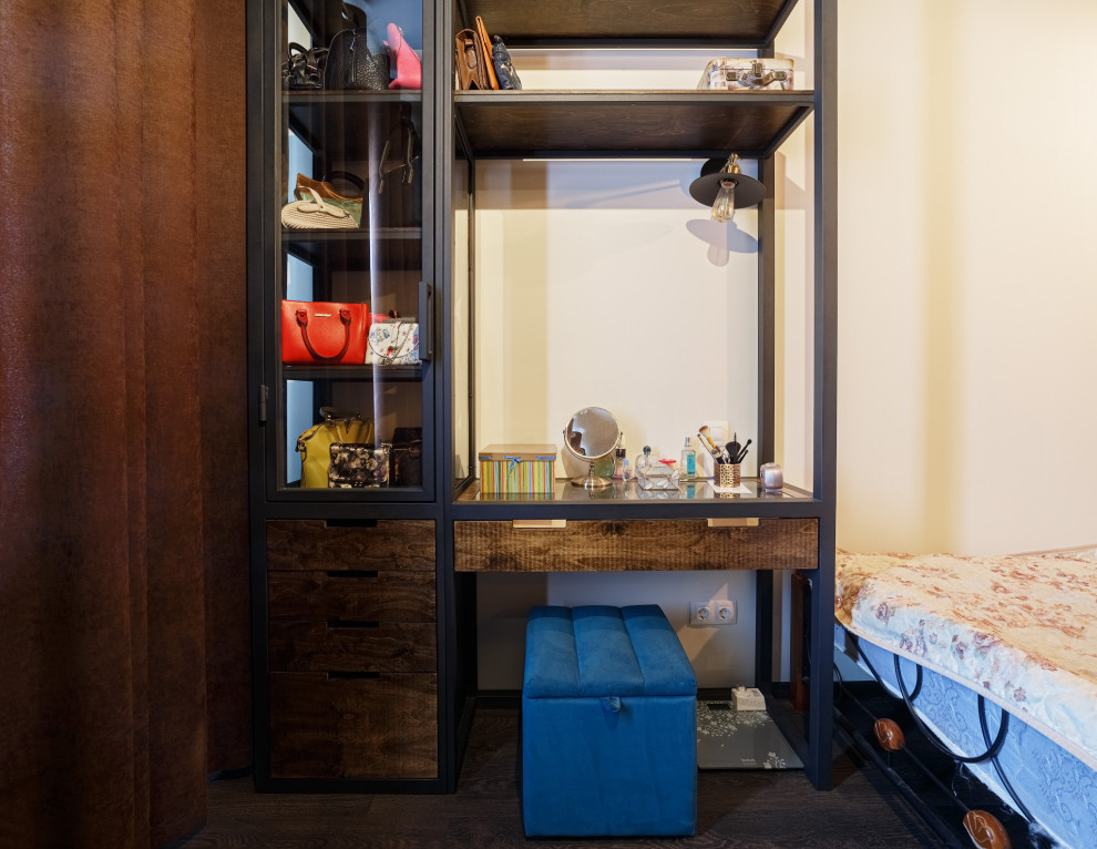 Гардеробная со стеклянными дверцами