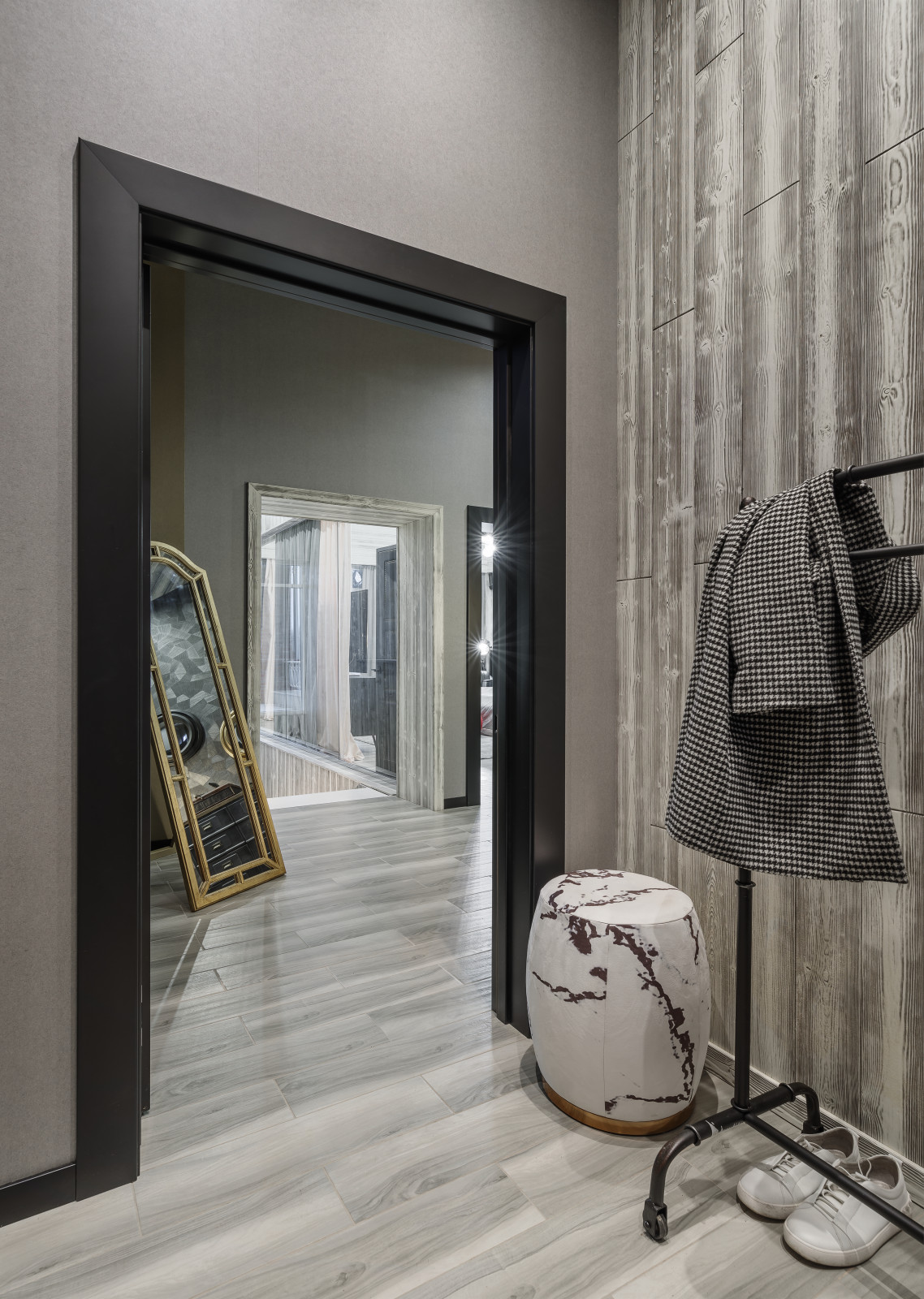 Прихожая брутального гостевого дома