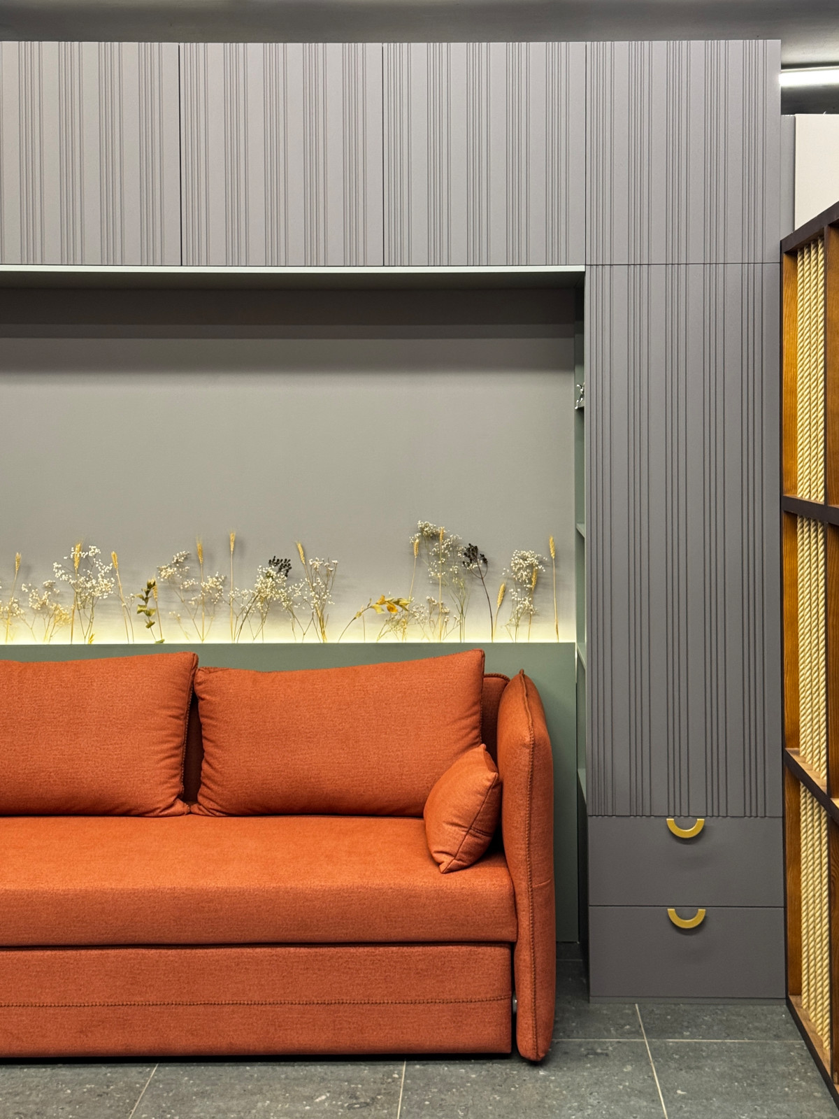 Обложка проекта: П-образный шкаф в шоуруме