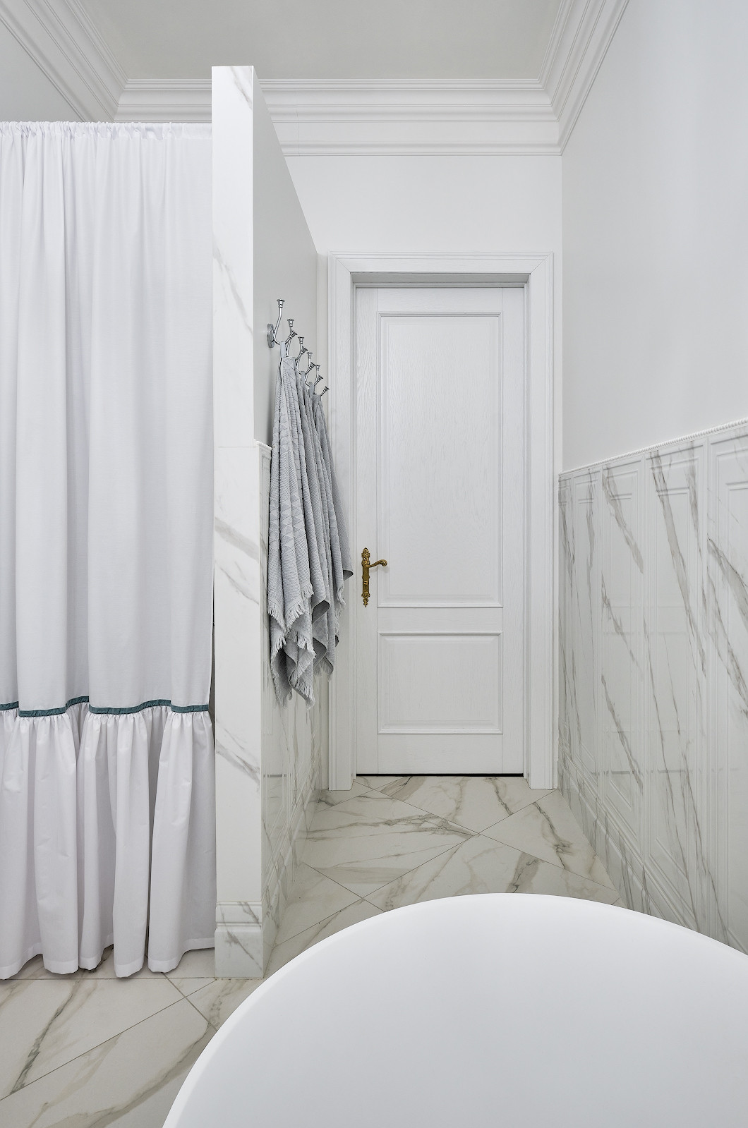 Классический интерьер с Орлеаном в отделке дуб