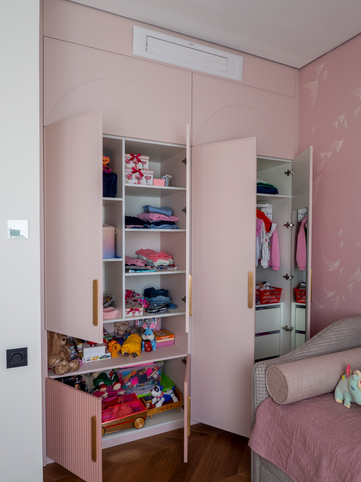 Меблировка детской в розовых тонах