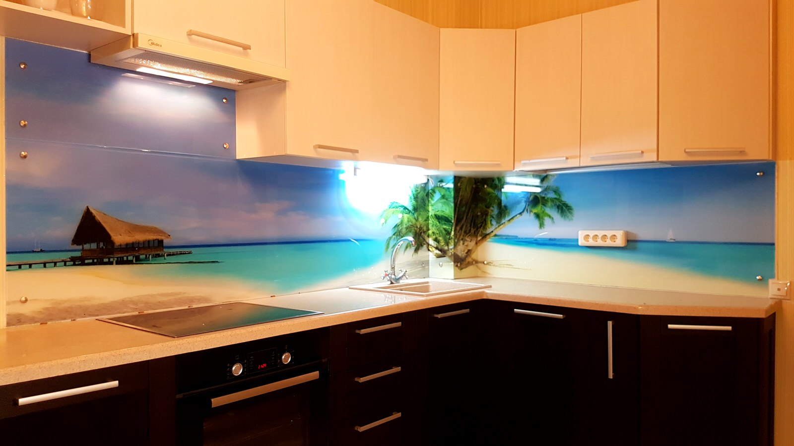 Фартуки для кухни из стекла