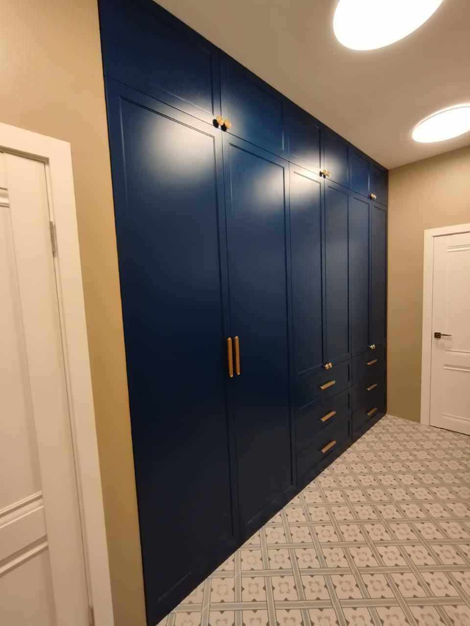 Шкаф распашной с ящиками.