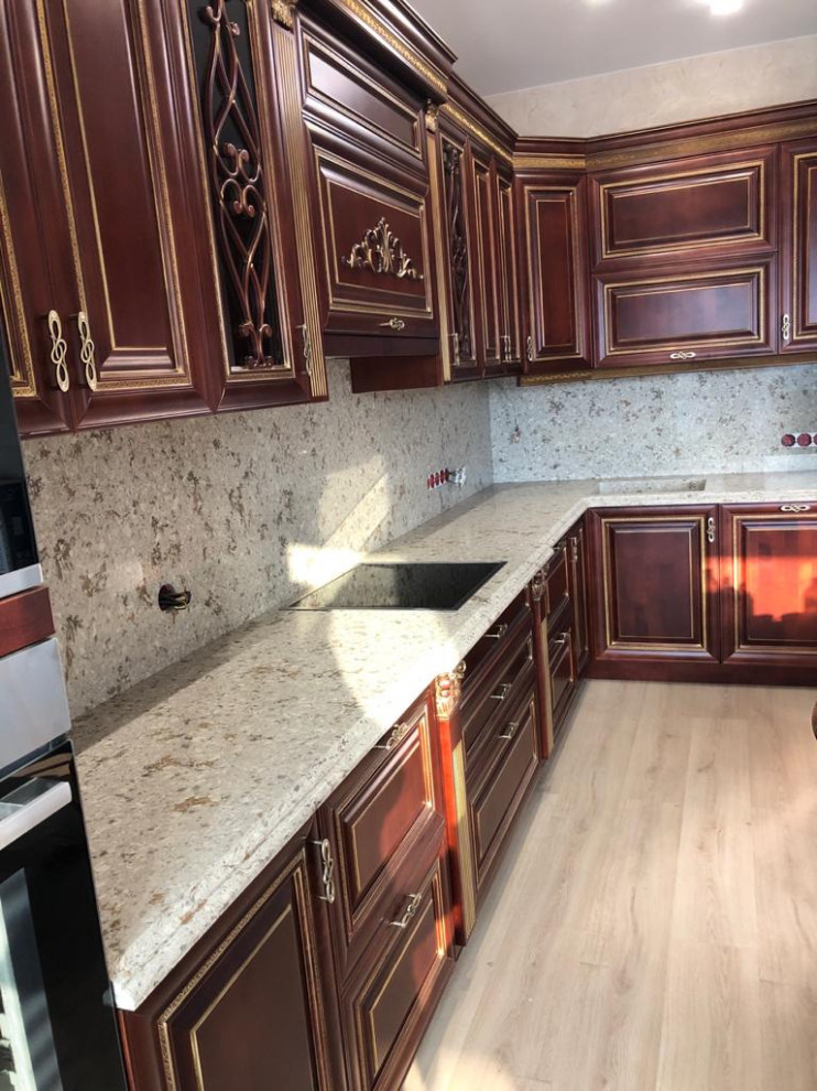 Кухня в классическом стиле цвет вишня