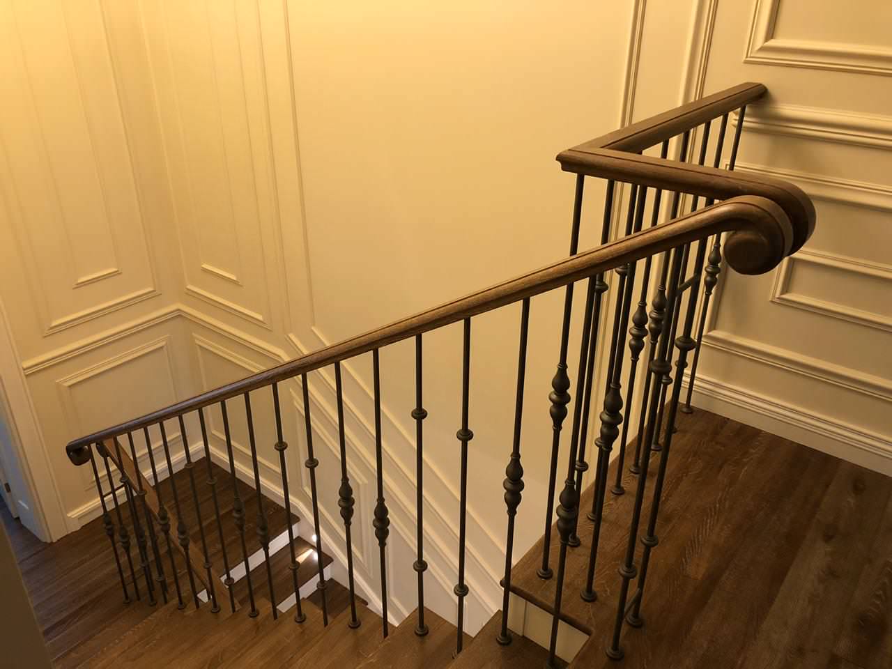 Облицовка лестниц из бетона с токарными стойками (2019)