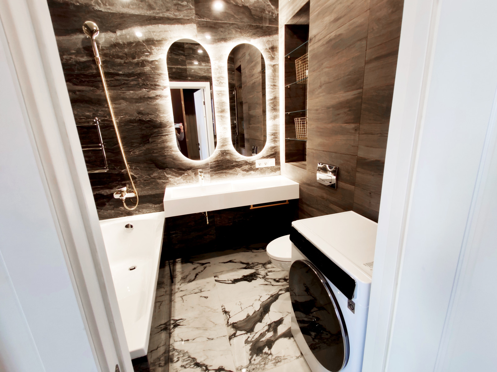 Ванная комната с керамогранитом под мрамор