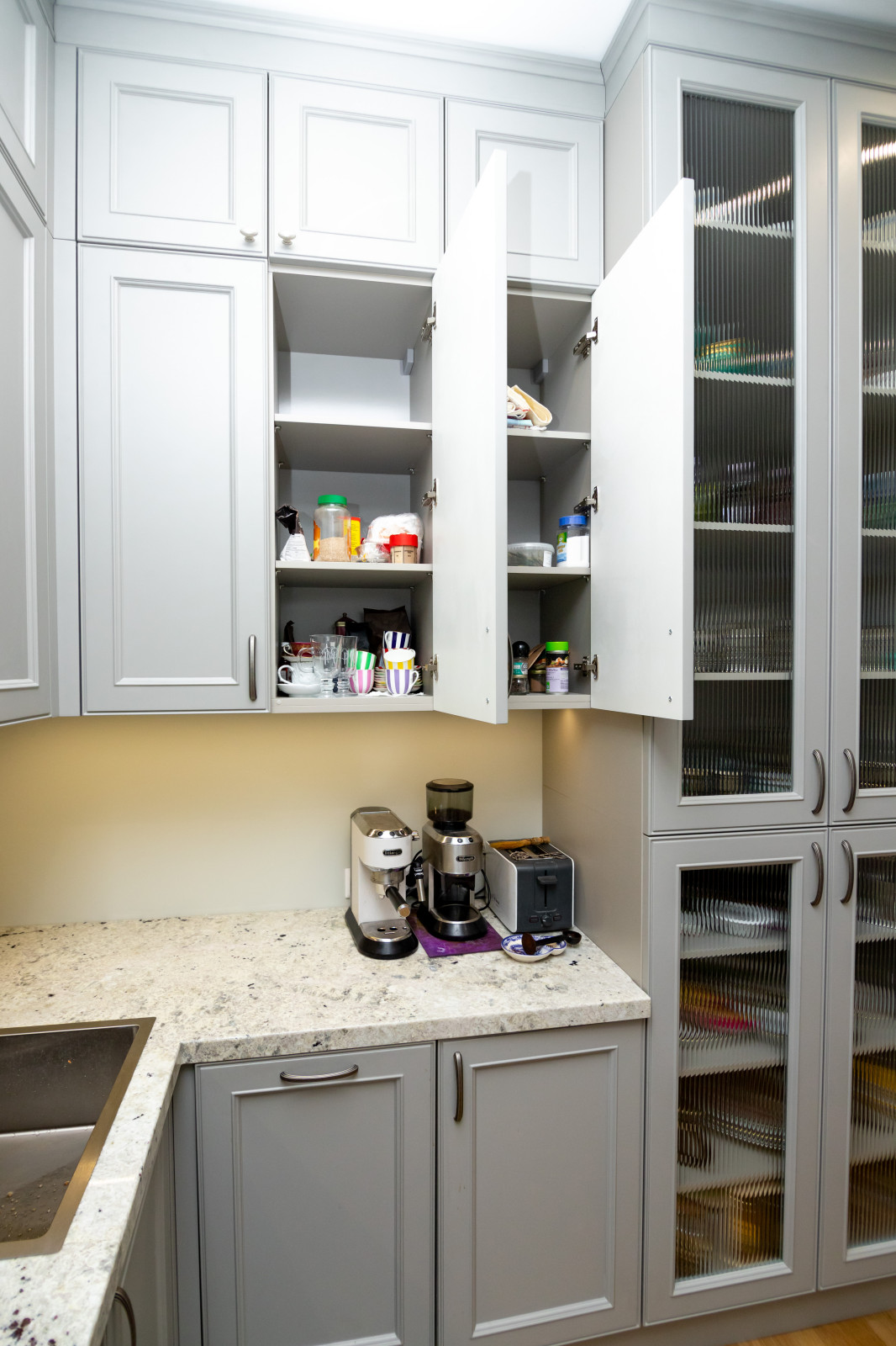 Светло-серая кухня в классическом стиле