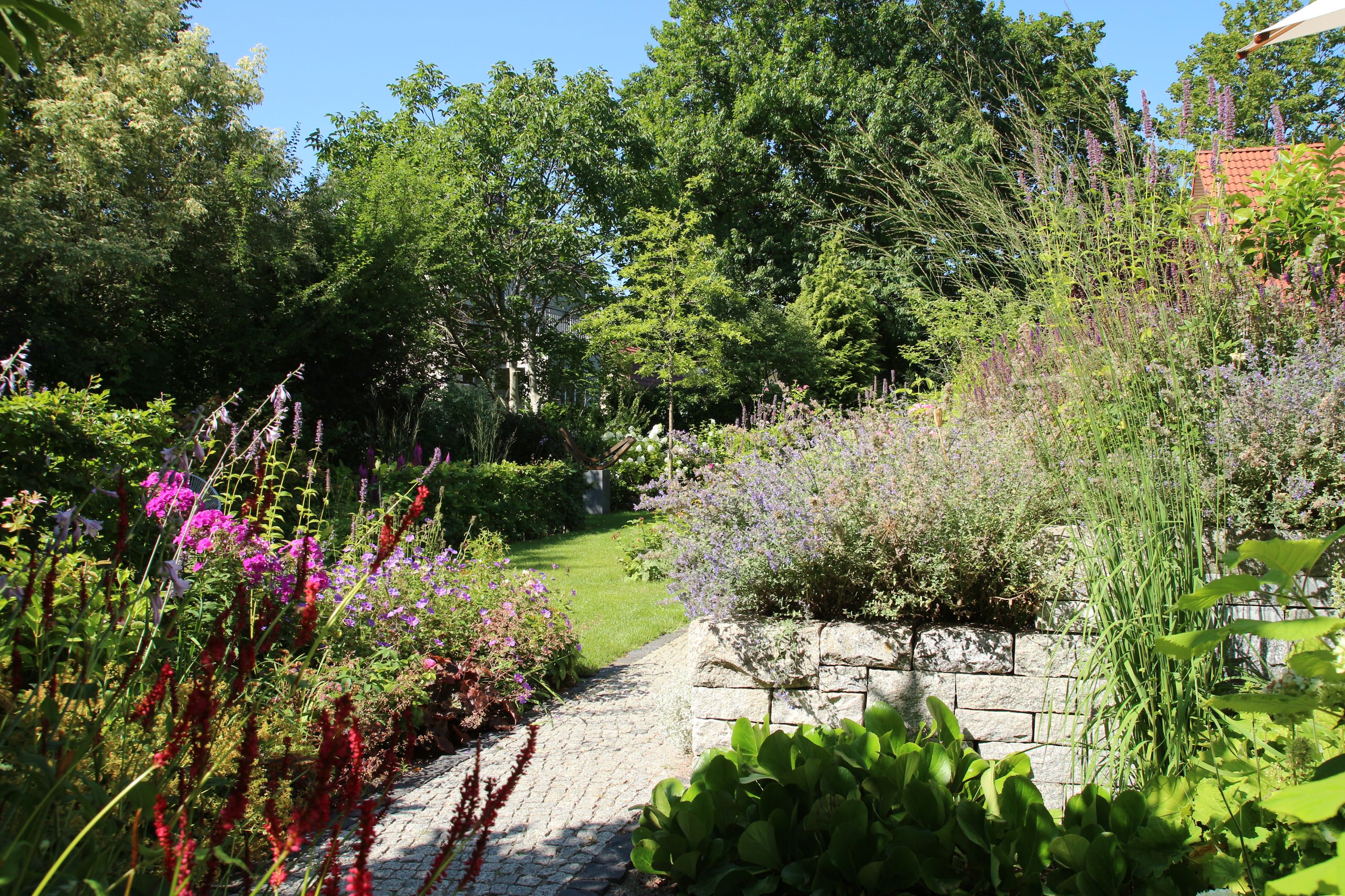 Houzz тур: Маленький сад для четырех сезонов