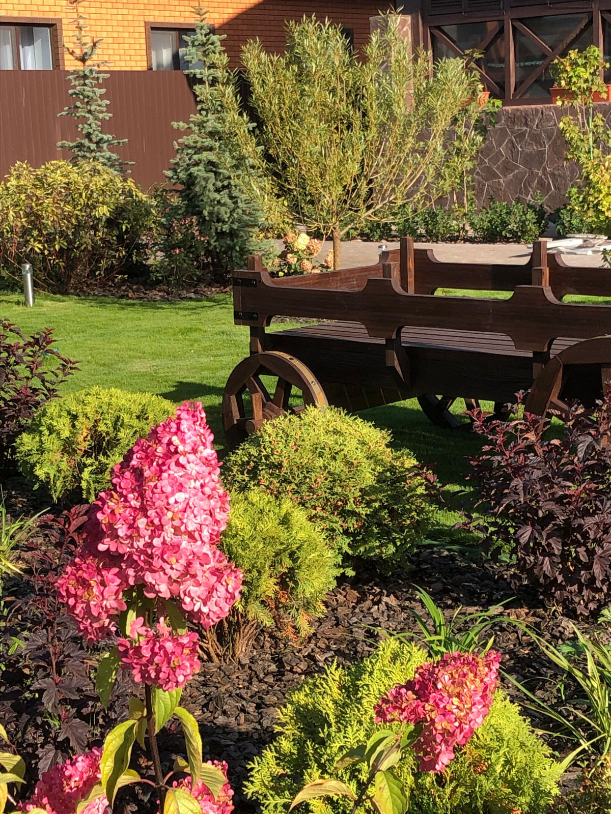 Сад с арт-объектом