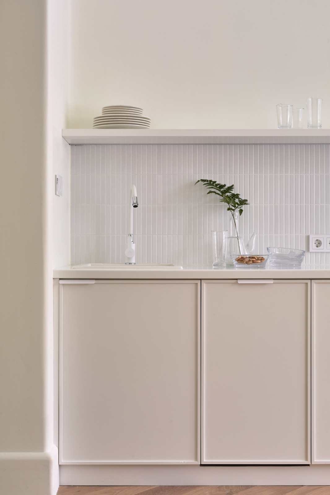 Стекло и неон: квартира в Подмосковье