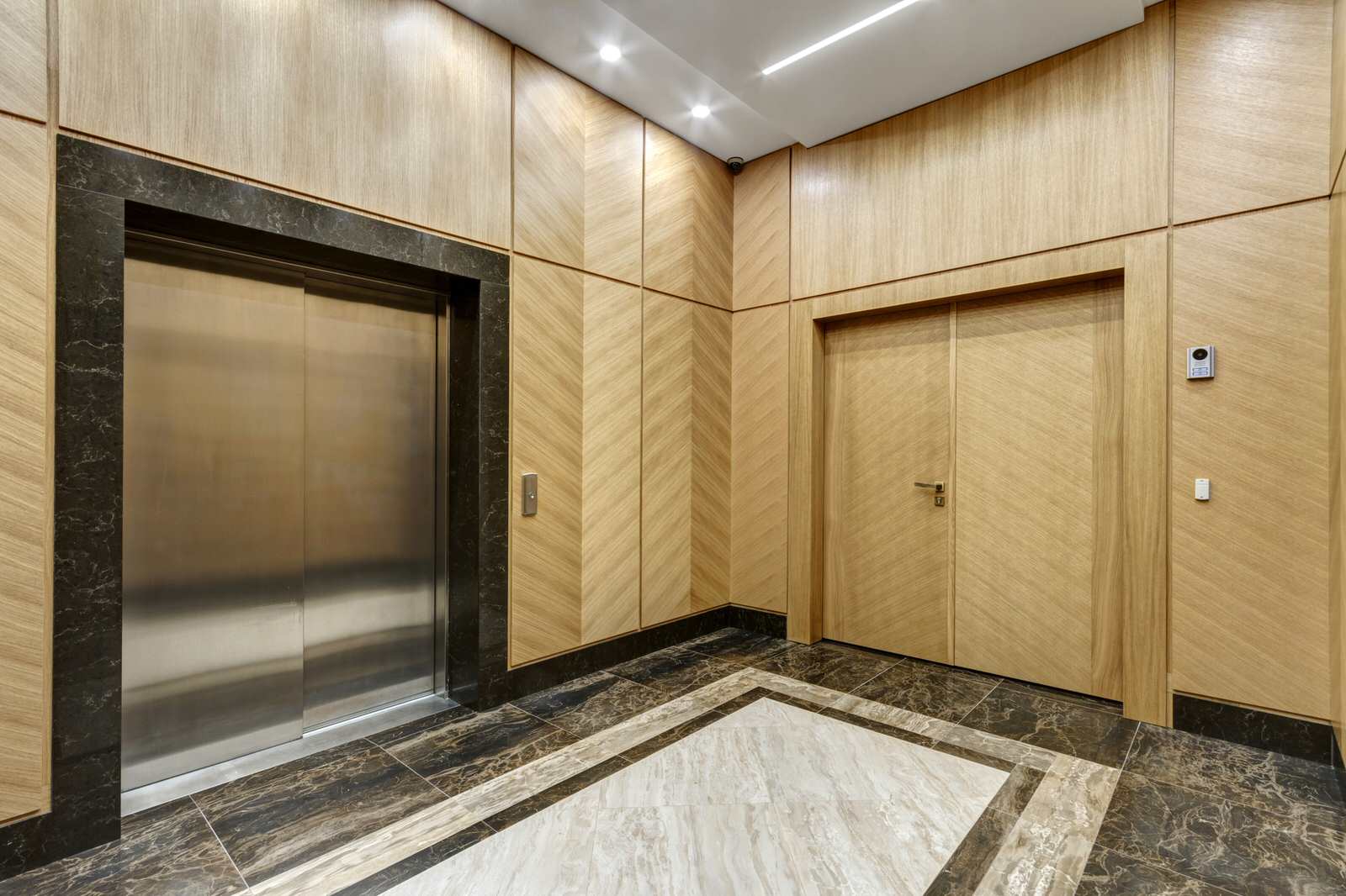 Холл в жилом доме в Москве