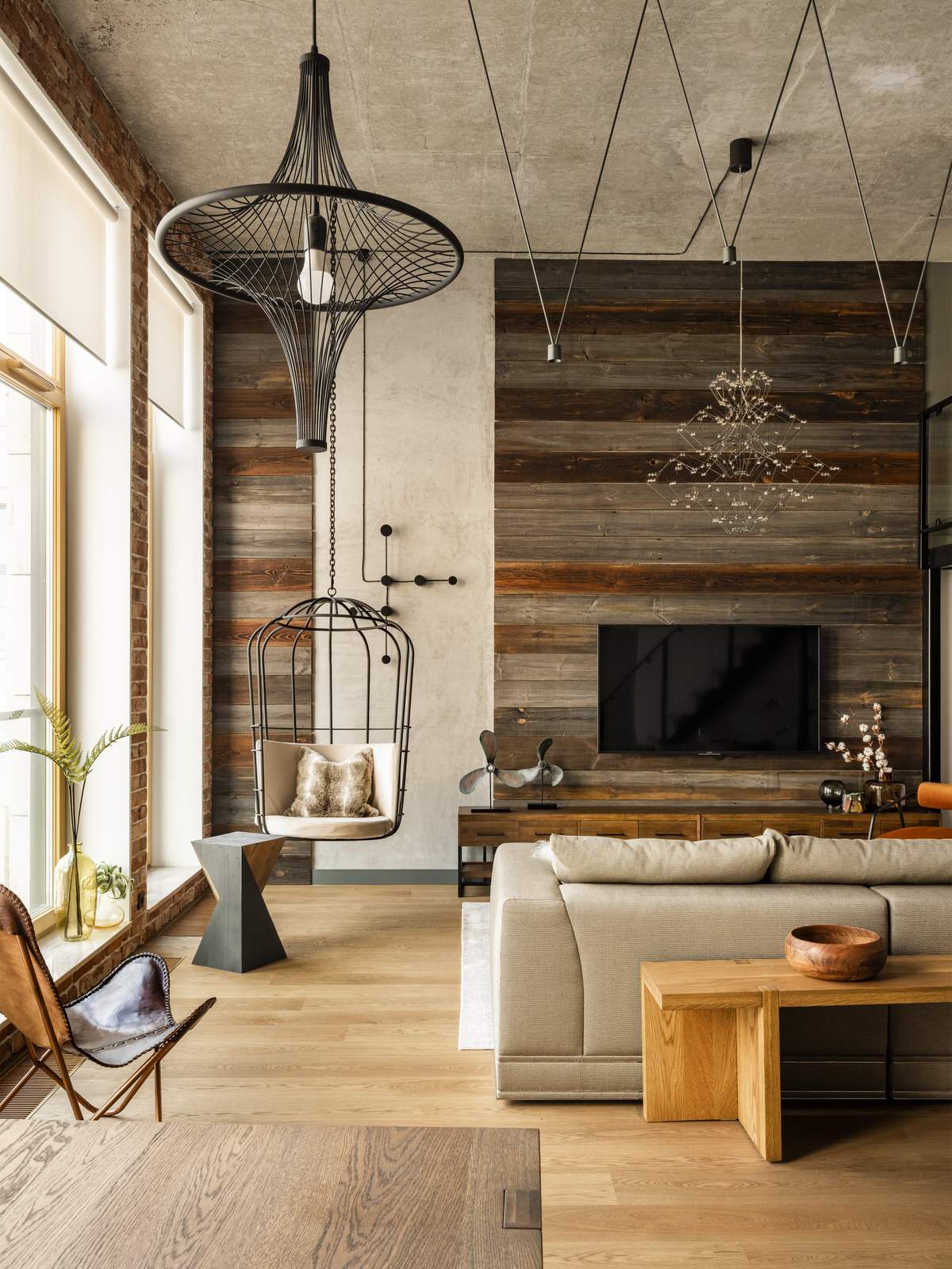 Houzz тур: Лофт в двухэтажной квартире с мопедом под лестницей