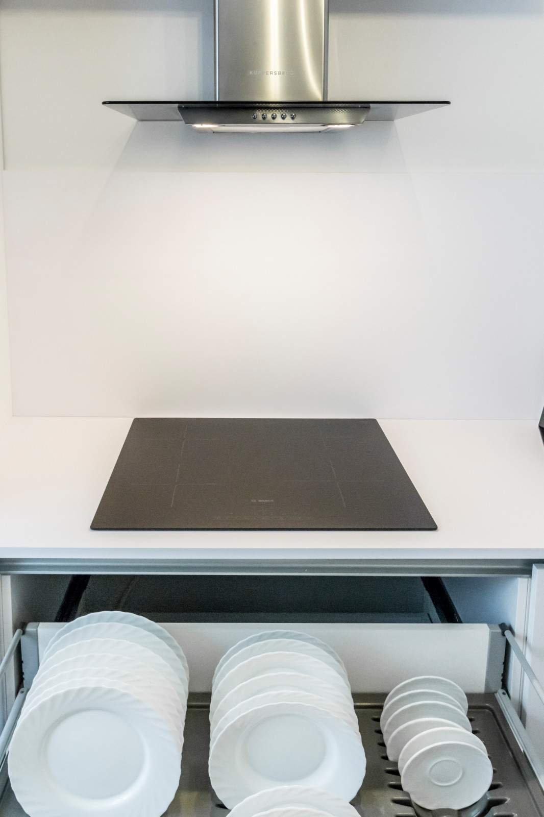 "Белый плен" Белая кухня с прямыми фасадами