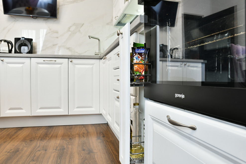 Кухня белая классическая