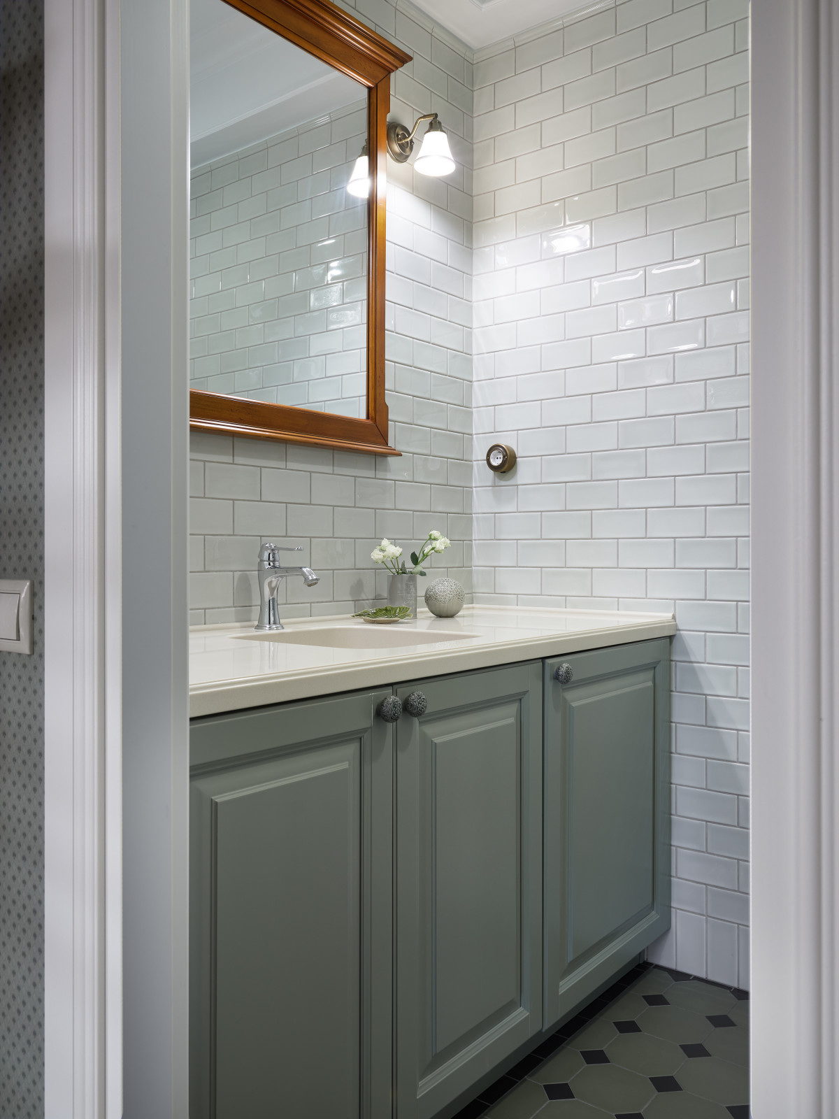 Серый элегантный