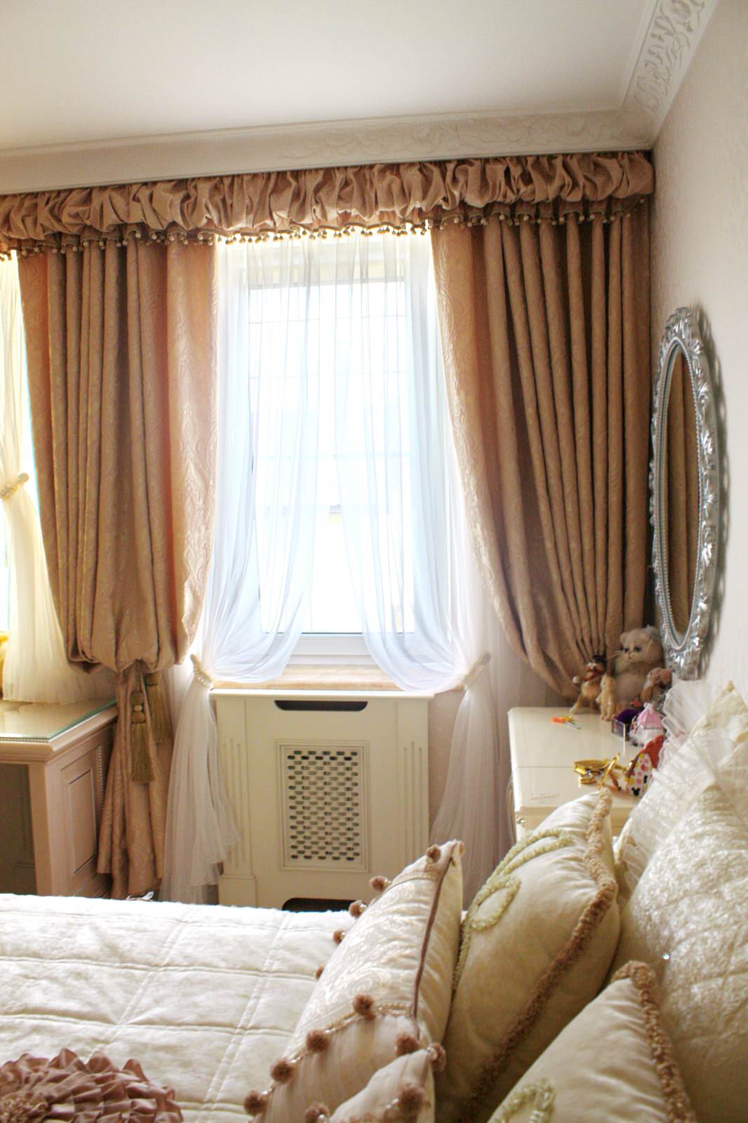 Спальни: оформление кроватей, декоративные покрывала, валики, подушки