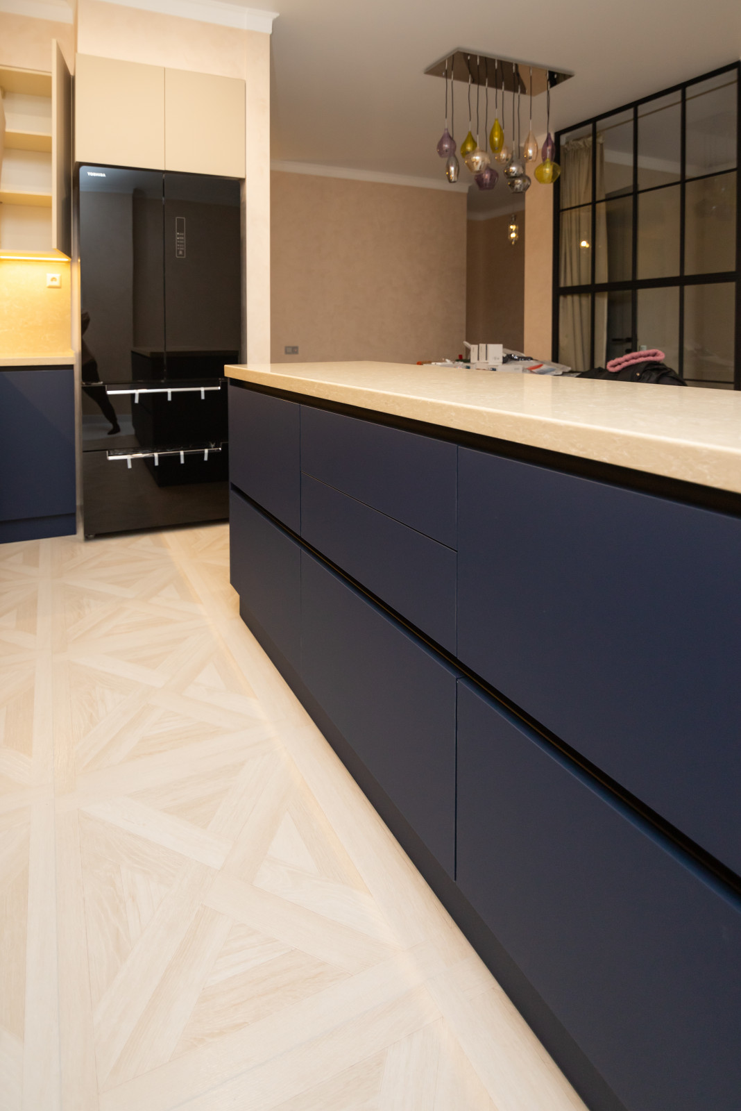 Бело-синяя кухня в современном стиле