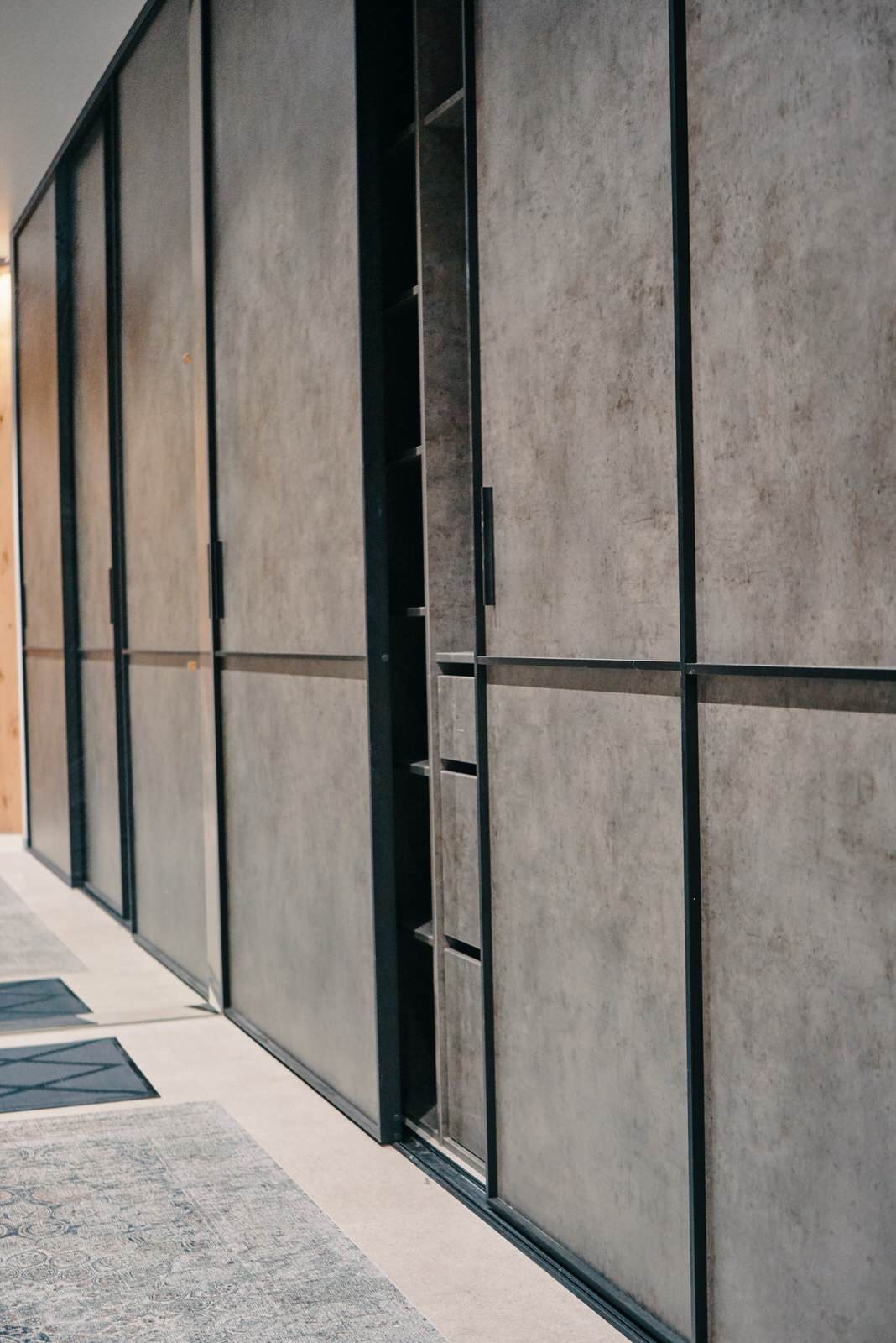 Шкаф-купе raumplus с серыми дверьми в черном профиле S1200