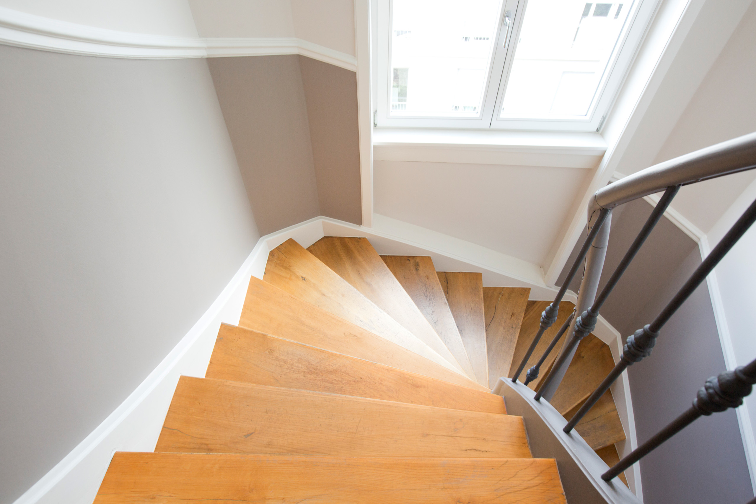 До и после: Реставрация старой лестницы в подъезде