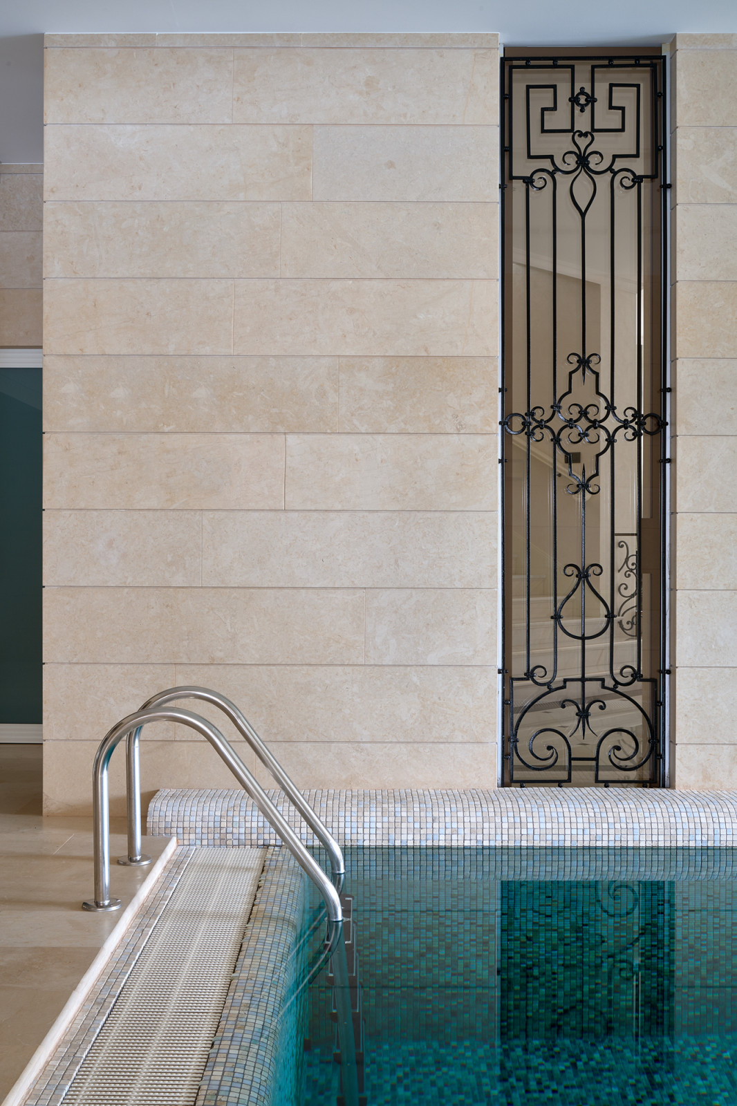 Большой загородный дом