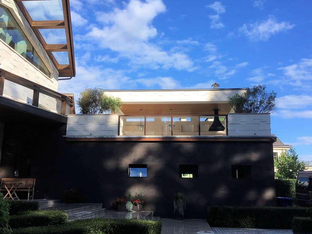 Навесы в поселке Бенилюкс