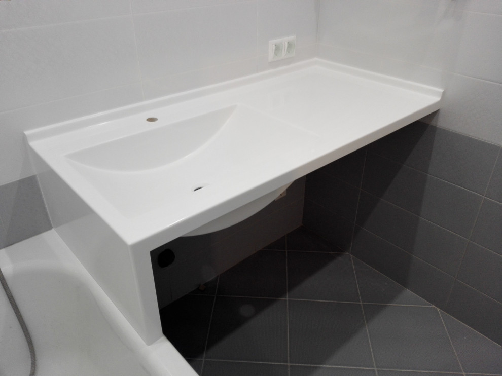 Столешница из искусственного камня белого цвета в ванную