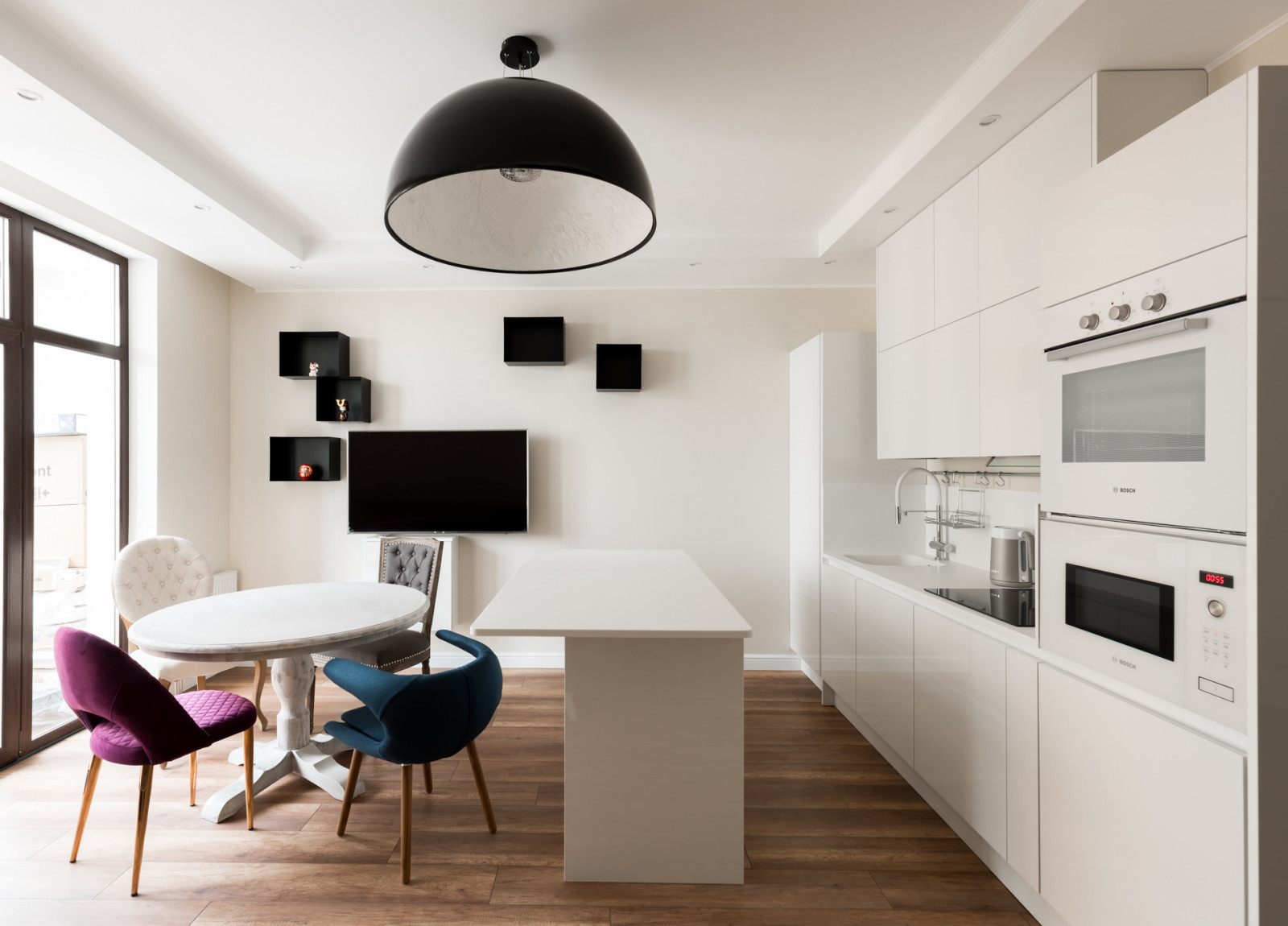 Белая кухня, черные кубы. Модель Vector. Дизайнер Игорь Степанов